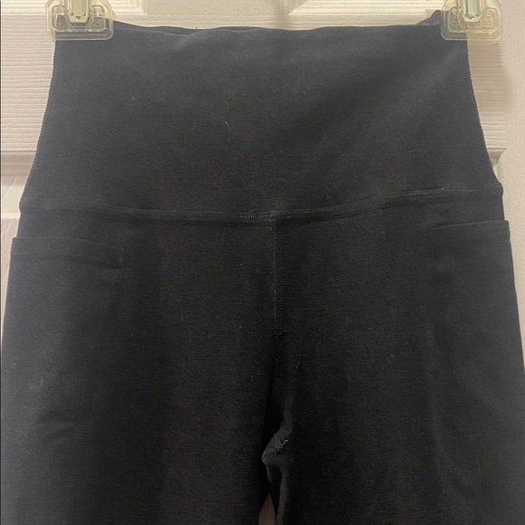 Beyond Yoga Classic Black active Leggings with pockets - Picture 3 of 5